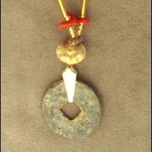 Collier avec pi�ce en bronze et corail
